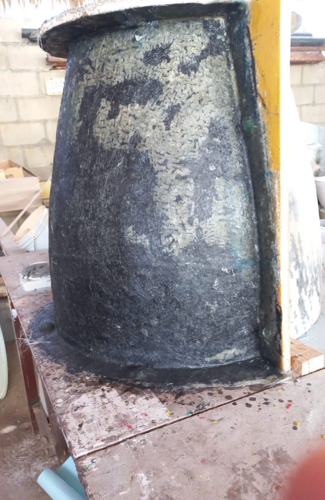 Moldeando macetas en taller